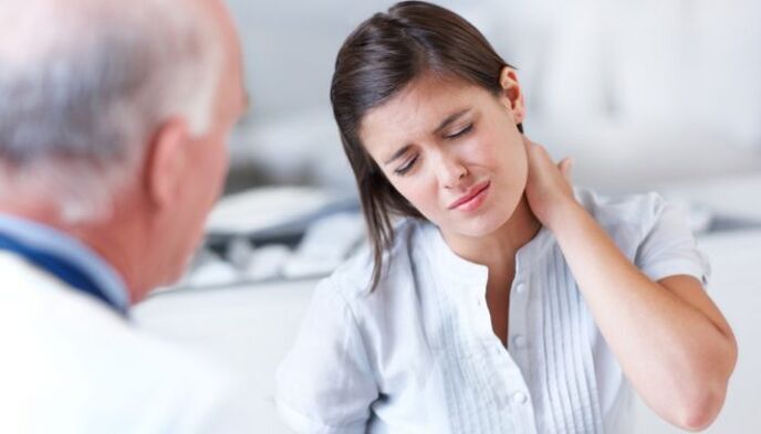 Pacijent sa znakovima cervikalne osteohondroze tijekom konzultacije s liječnikom